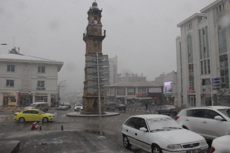 Yozgat’ta Mart karı kenti beyaza bürüdü