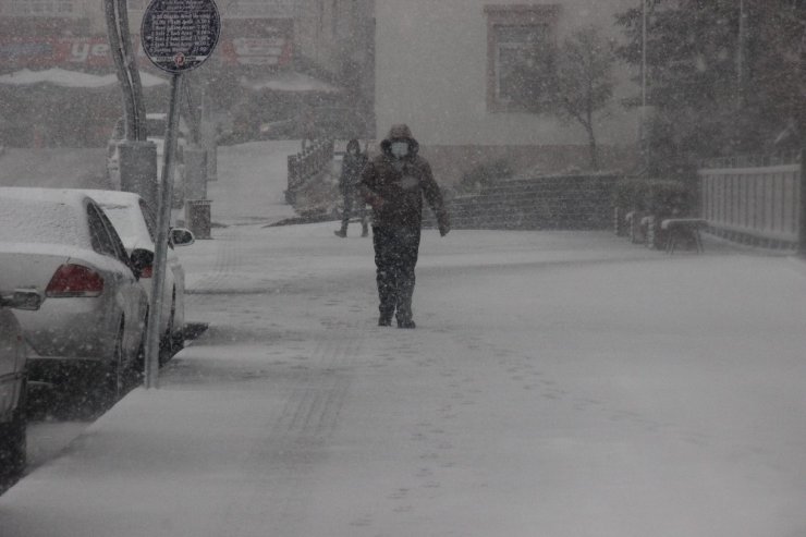 Yozgat’ta Mart karı kenti beyaza bürüdü