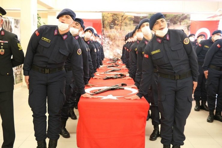 Acemi eğitimlerini başarıyla tamamlayarak yemin etiler