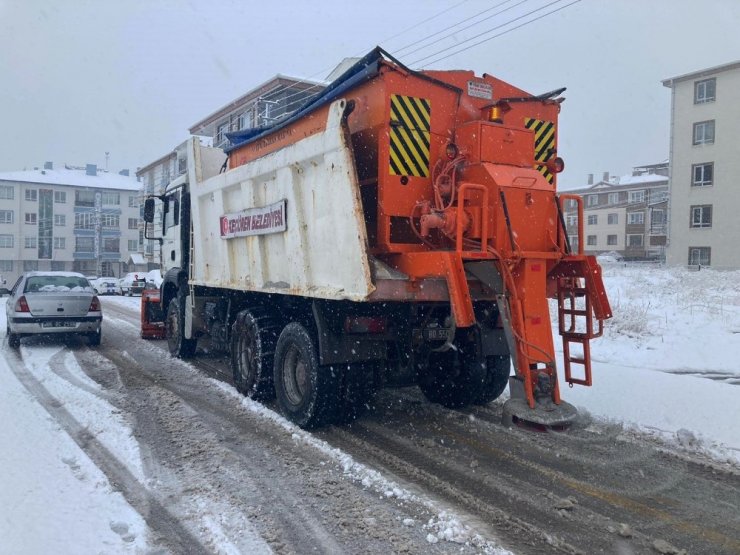 Keçiören’in yüksek noktalarında yoğun kar mesaisi