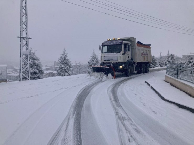 Keçiören’in yüksek noktalarında yoğun kar mesaisi