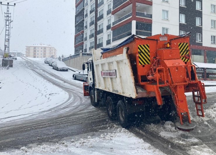 Keçiören’in yüksek noktalarında yoğun kar mesaisi