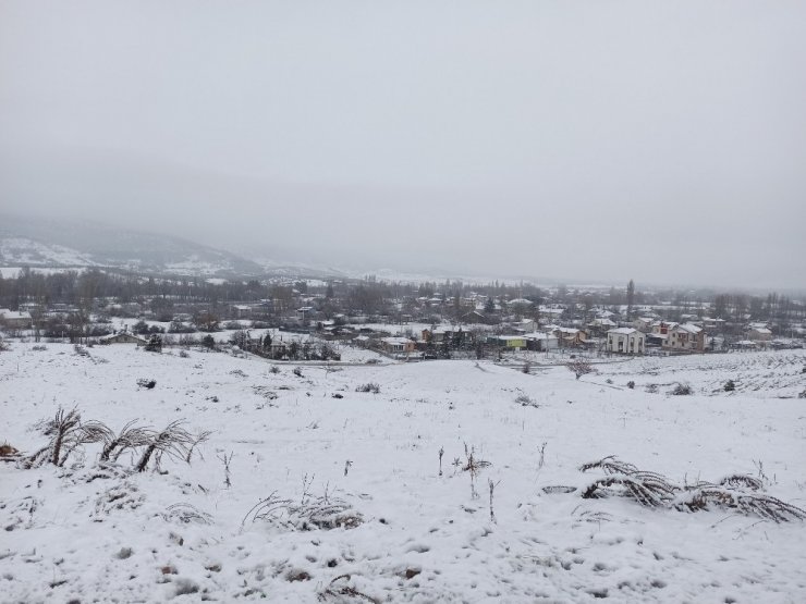 Kar yağışı Konya Antalya karayolunda etkili oldu