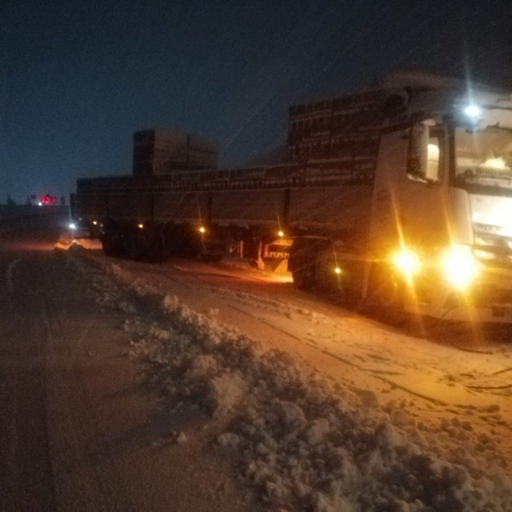 Kar yağışı Konya Antalya karayolunda etkili oldu