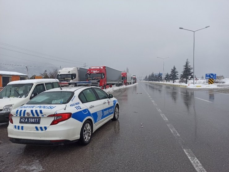 Kar yağışı Konya Antalya karayolunda etkili oldu