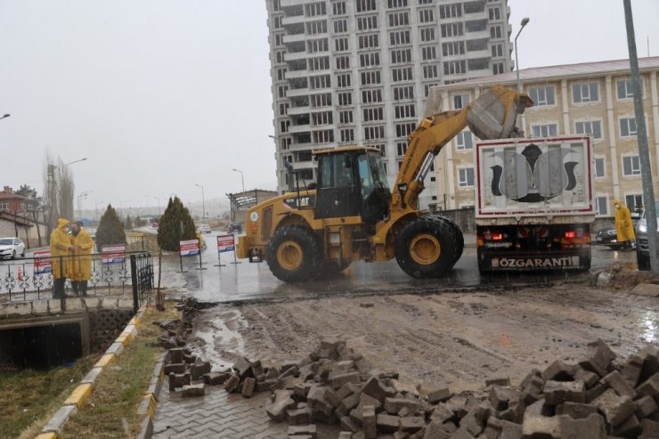 80.yıl bulvarında altyapı ve sıcak asfalt için çalışmalar başladı