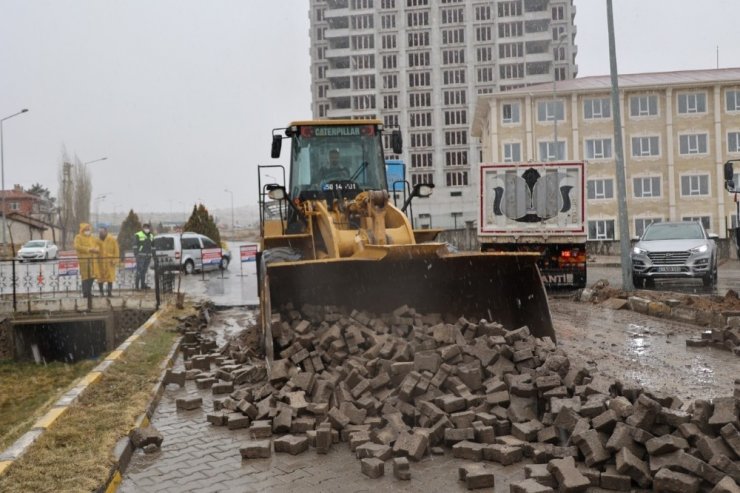 80.yıl bulvarında altyapı ve sıcak asfalt için çalışmalar başladı