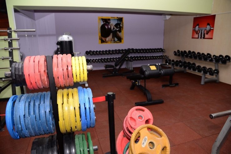 Pursaklar’da spor salonları ve yüzme havuzu yeniden hizmete açıldı