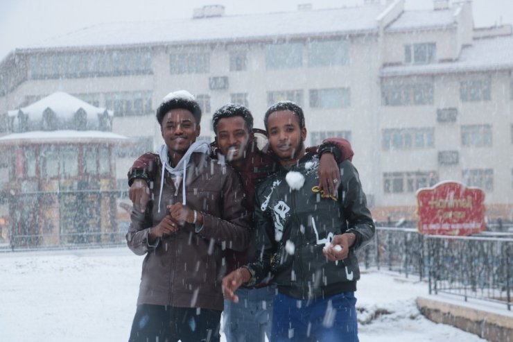 Afrikalı öğrenciler Mart ayında lapa lapa yağan karın tadını çıkarttılar