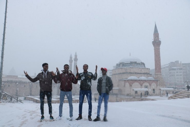 Afrikalı öğrenciler Mart ayında lapa lapa yağan karın tadını çıkarttılar