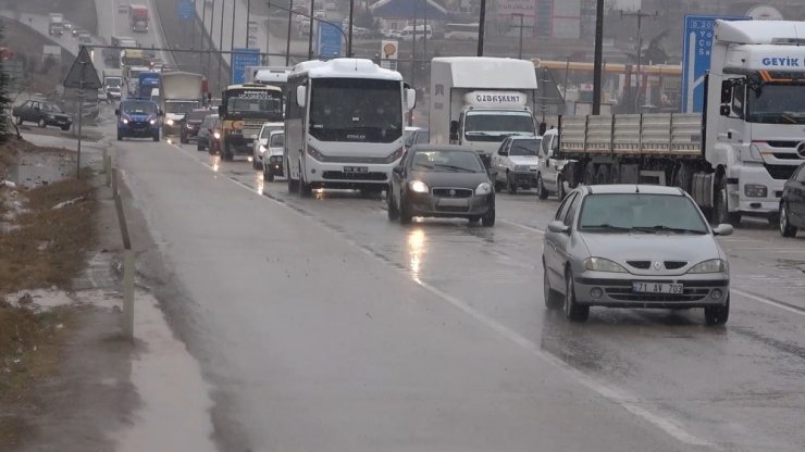 43 ilin geçiş güzergahında trafik yoğunluğu: Kar yağışı sürücüleri olumsuz etkiledi