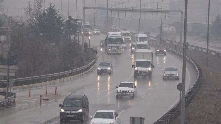 43 ilin geçiş güzergahında trafik yoğunluğu: Kar yağışı sürücüleri olumsuz etkiledi