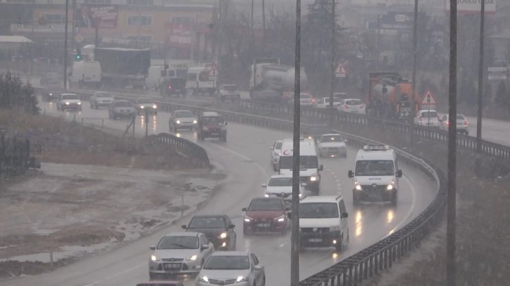 43 ilin geçiş güzergahında trafik yoğunluğu: Kar yağışı sürücüleri olumsuz etkiledi