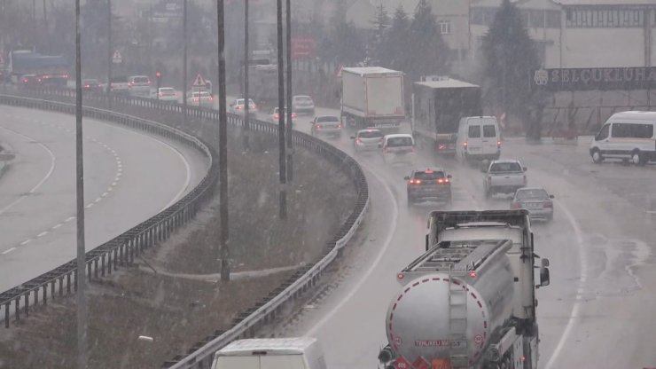 43 ilin geçiş güzergahında trafik yoğunluğu: Kar yağışı sürücüleri olumsuz etkiledi