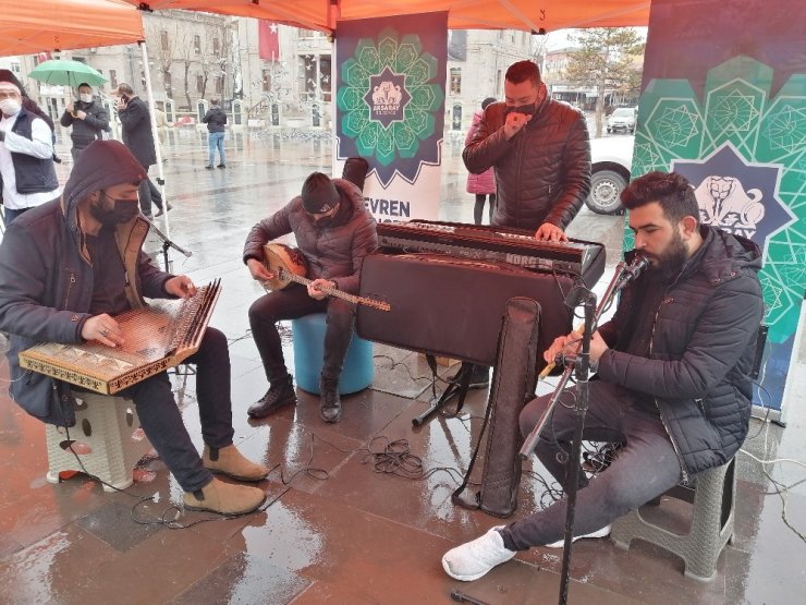 Aksaray’da belediyeden halka üzüm hoşafı ve ekmek ikramı