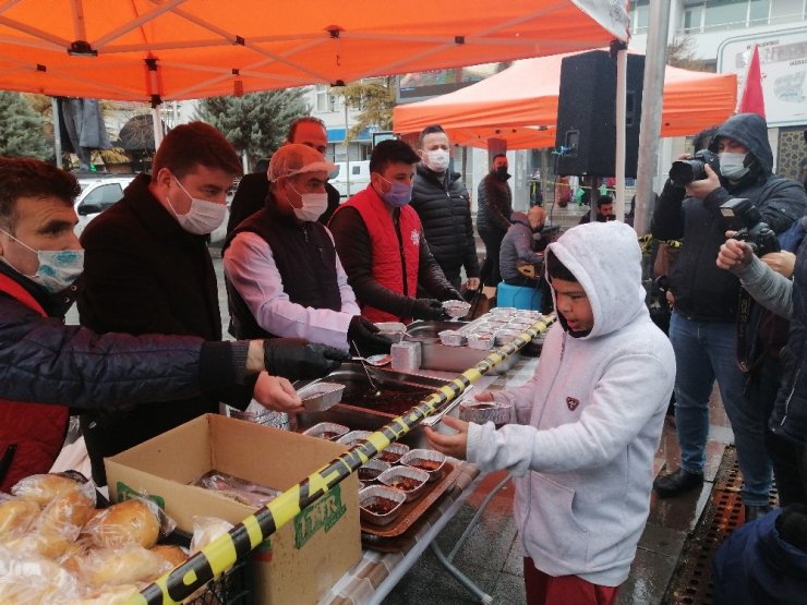 Aksaray’da belediyeden halka üzüm hoşafı ve ekmek ikramı