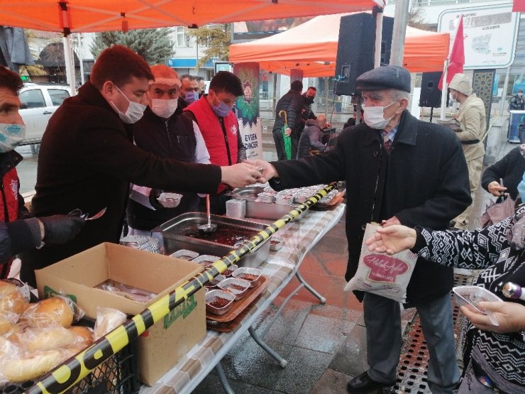 Aksaray’da belediyeden halka üzüm hoşafı ve ekmek ikramı