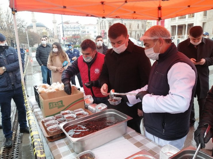 Aksaray’da belediyeden halka üzüm hoşafı ve ekmek ikramı