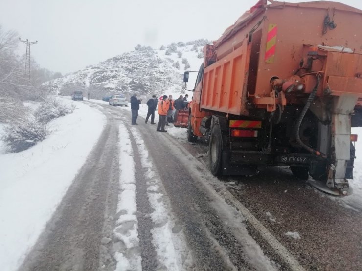 Direksiyon hakimiyetini kaybetti, kar küreme aracına çarptı