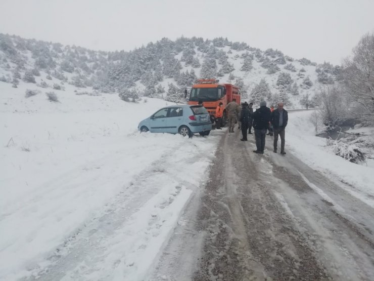 Direksiyon hakimiyetini kaybetti, kar küreme aracına çarptı