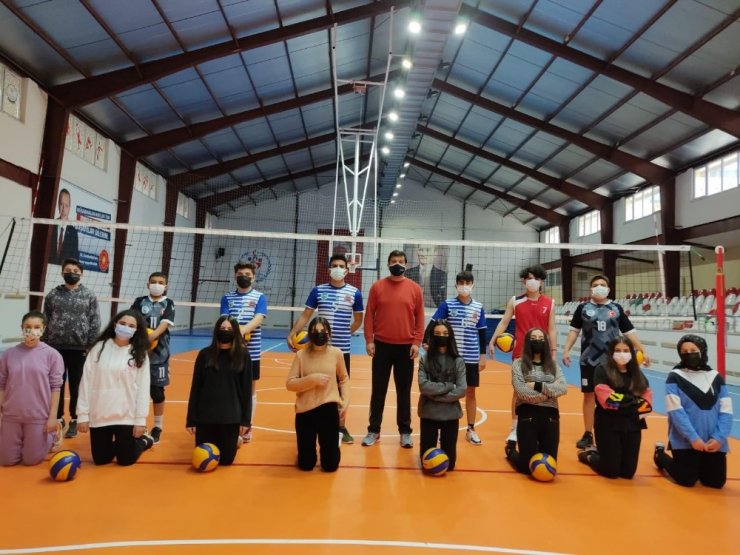 Develi’de voleybol kurslarına ilgi büyük