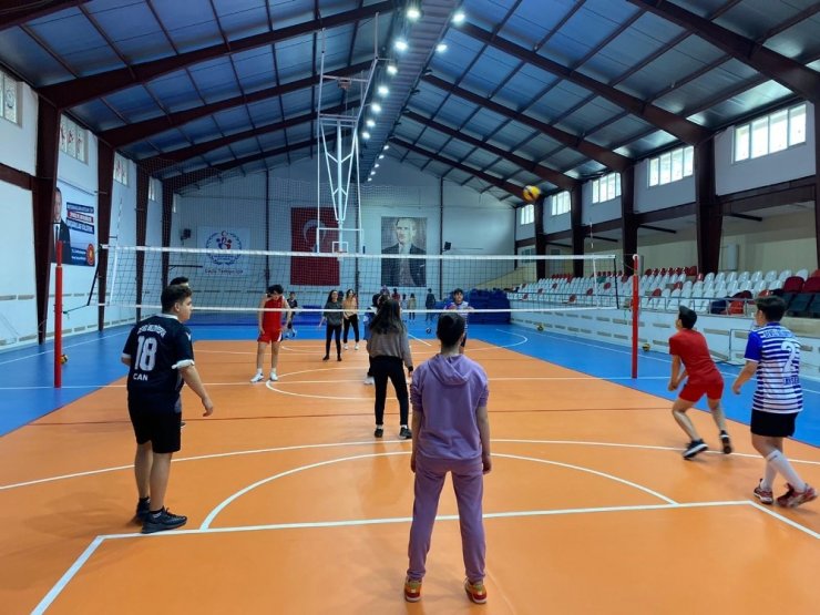 Develi’de voleybol kurslarına ilgi büyük