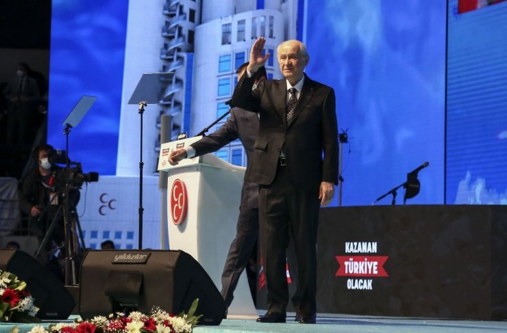 Devlet Bahçeli tek aday olarak girdiği 13. Olağan Büyük Kurultayda bin 277 oy alarak yeniden genel başkan seçildi.