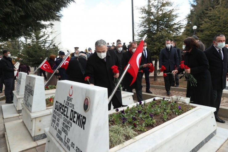 Hava şehitliğinde anma töreni