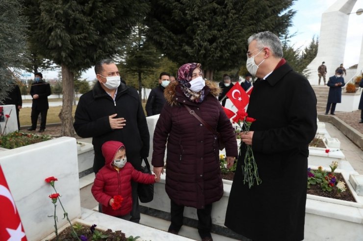 Hava şehitliğinde anma töreni