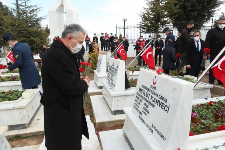 Hava şehitliğinde anma töreni