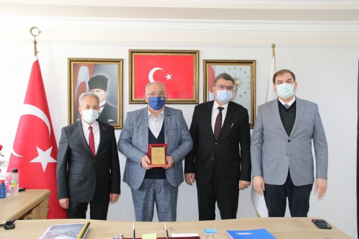 Başkan Akkaya’dan yurt dışındaki hayırseverlere plaket