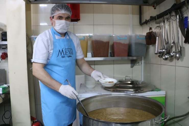 Sivas’ta tüm lokanta ve kafelerde müşterilere üzüm hoşafı ikram edildi