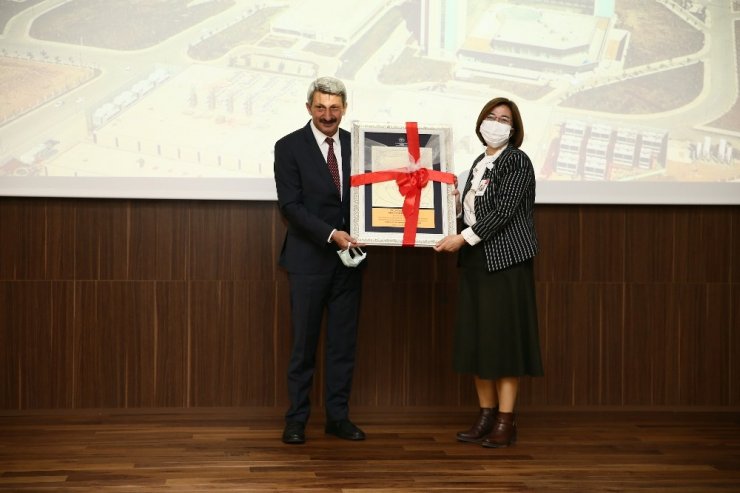 Ankara Şehir Hastanesi başarılı uygulamaları vesilesiyle 2 plaketle ödüllendirildi