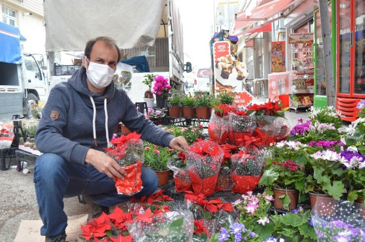 Pandemide semt pazarındaki çiçekçilerin sayısı arttı, fiyatlar ise düştü