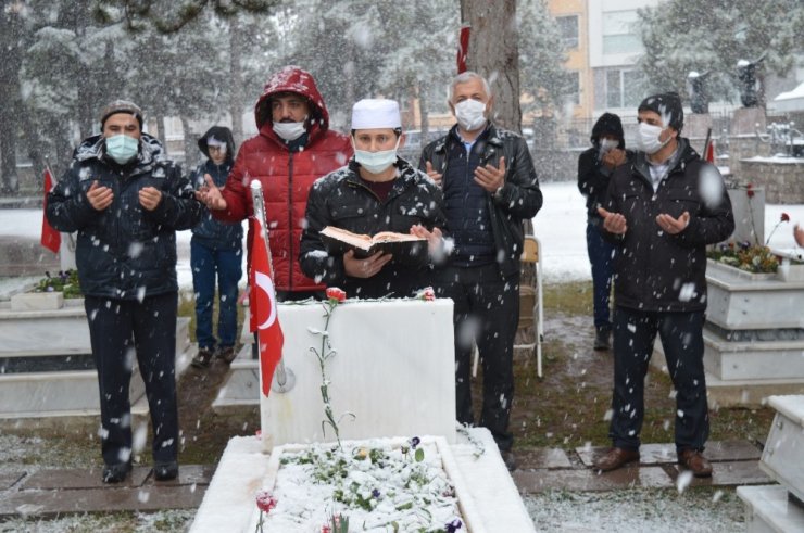 Lapa lapa kar altında şehitler için hatim duası