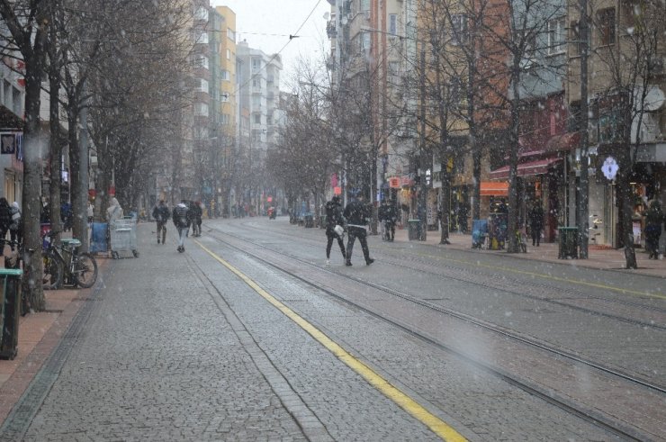 Eskişehir lapa lapa kar yağışı altında