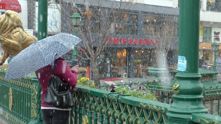 Eskişehir lapa lapa kar yağışı altında