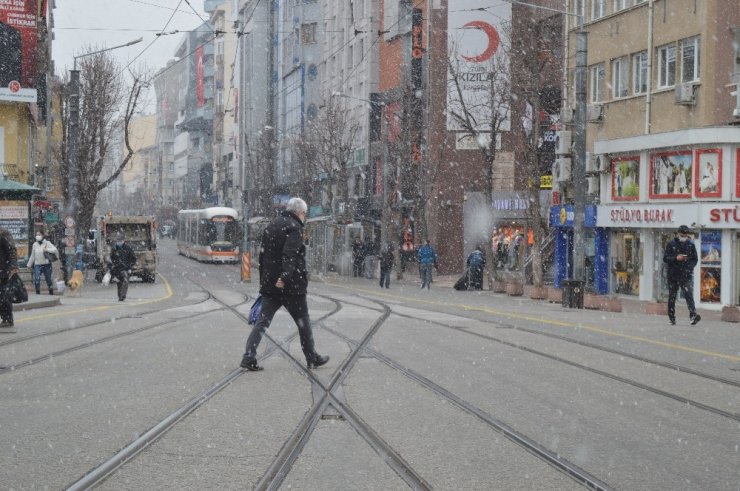 Eskişehir lapa lapa kar yağışı altında