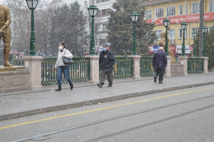 Eskişehir lapa lapa kar yağışı altında