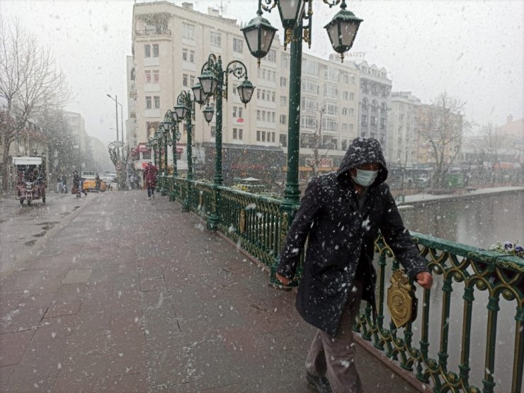 Yoğun kar yağışının getirdiği kartpostallık görüntüler