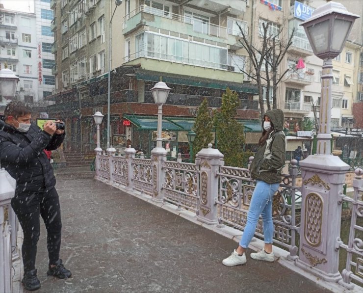 Yoğun kar yağışının getirdiği kartpostallık görüntüler