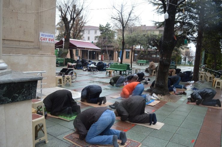 Kar yağışı altında cuma namazı