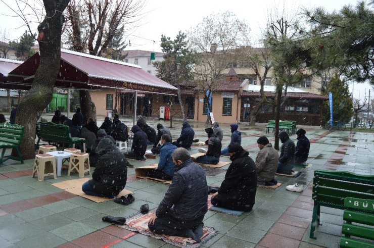 Kar yağışı altında cuma namazı