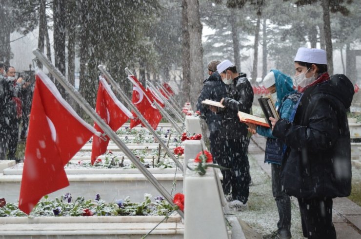 Lapa lapa kar altında şehitler için hatim duası