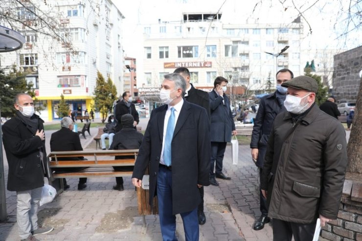 Başkan Çolakbayrakdar denetimlerde maske dağıttı