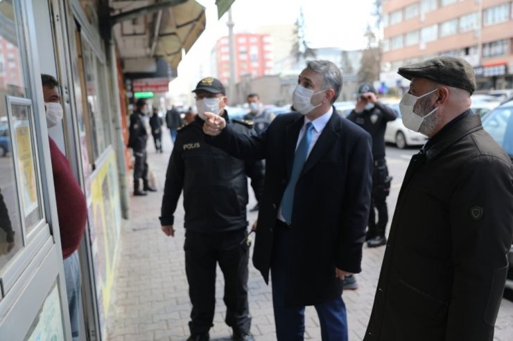 Başkan Çolakbayrakdar denetimlerde maske dağıttı