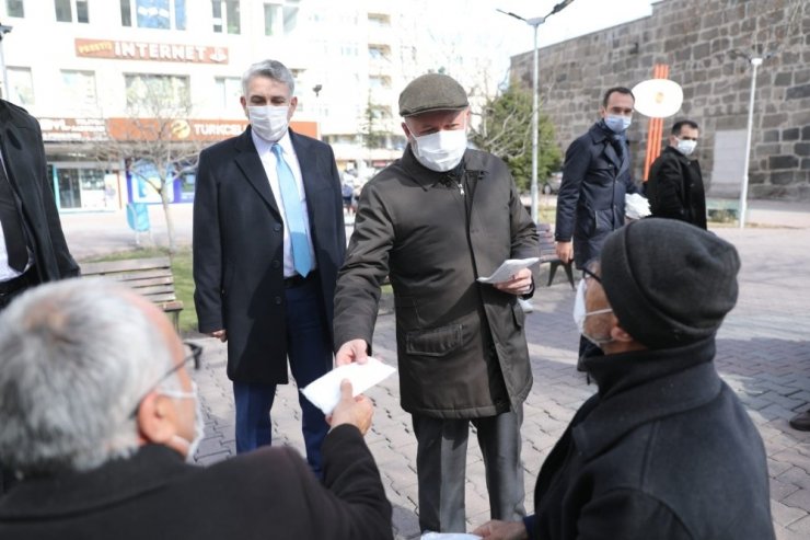 Başkan Çolakbayrakdar denetimlerde maske dağıttı