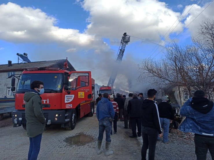 Çatıda çıkan yangın eve sıçramadan söndürüldü