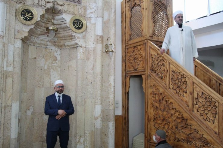 Bu camide cuma hutbesi işaret dili ile okunuyor