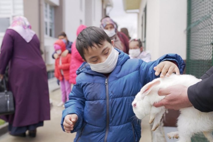 Özel çocuklardan hayvan bakımevine ziyaret